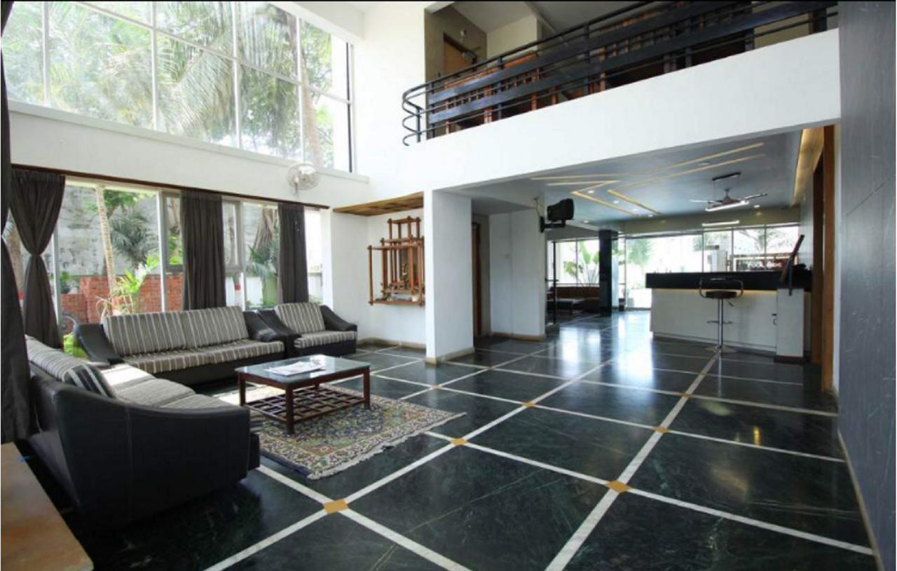 Hotel Executive Surat Exterior foto