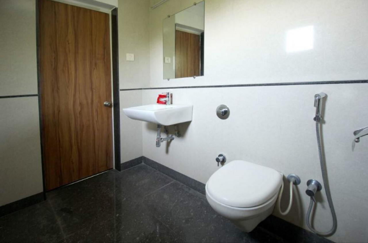 Hotel Executive Surat Exterior foto