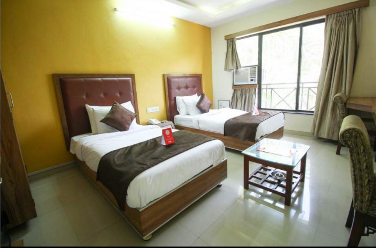 Hotel Executive Surat Exterior foto