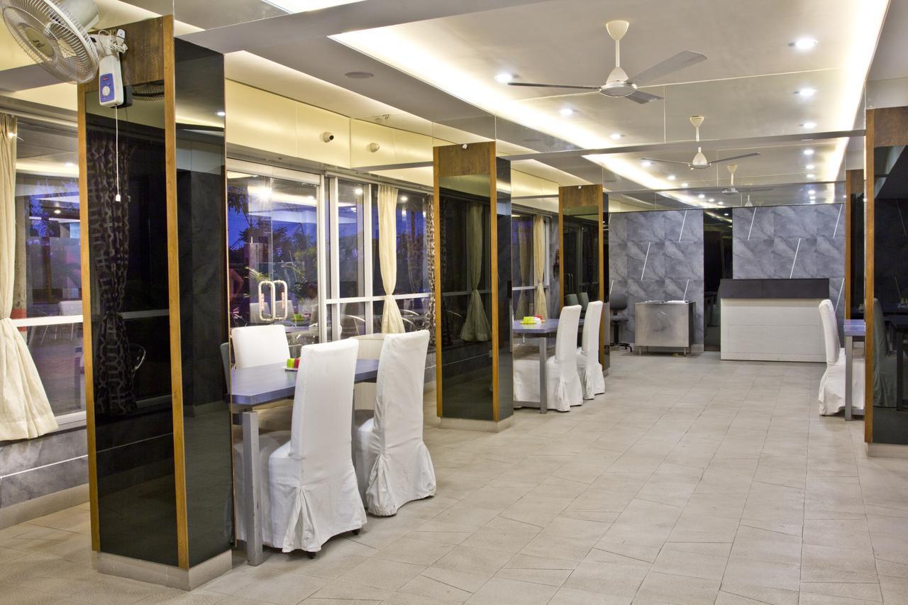 Hotel Executive Surat Exterior foto