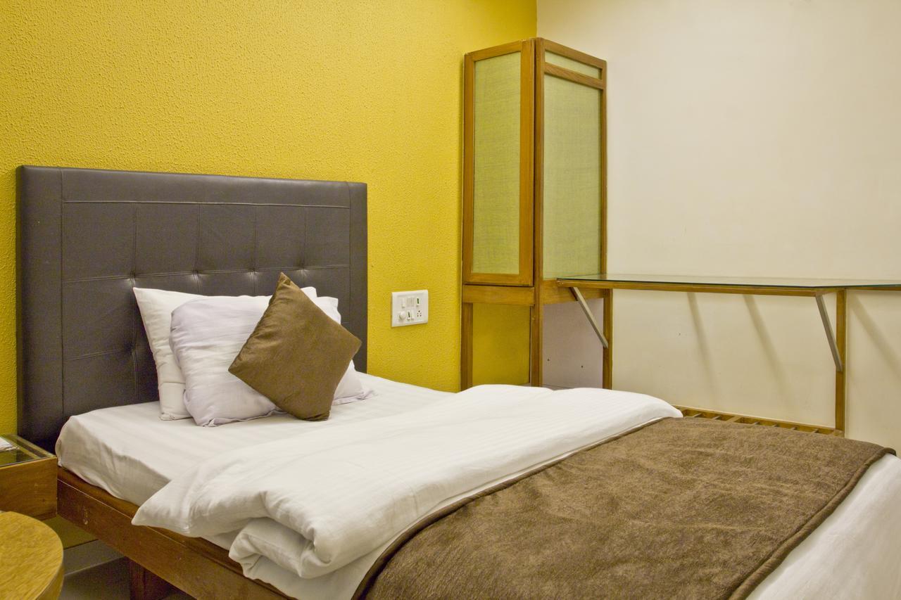 Hotel Executive Surat Exterior foto